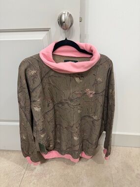 Dairy Boy Medium Diana Rollneck Camo Sweatshirt. 💕⚡️